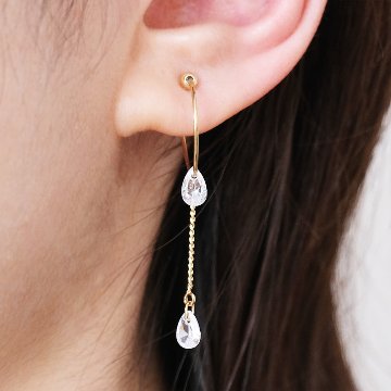 雫のジルコニアをとエレガンスチェーンをセットしたイヤカフの画像