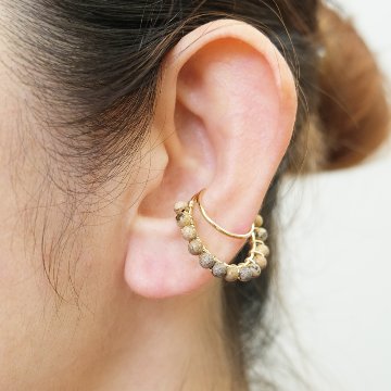 ジャスパーをふんだんに使用したイヤカフの画像