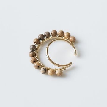 ジャスパーをふんだんに使用したイヤカフの画像