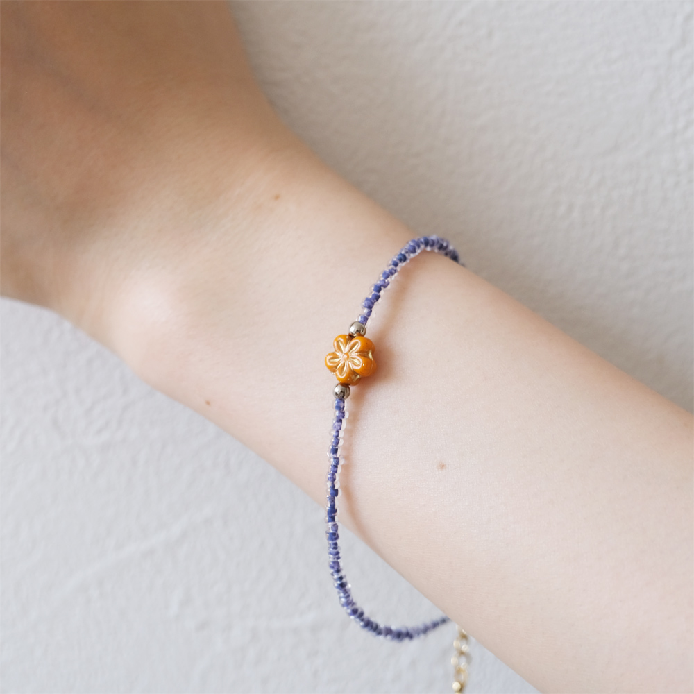 花びらモチーフのチェコビーズと涼し気なカラーのビーズのブレスレットの画像