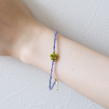 花びらモチーフのチェコビーズと涼し気なカラーのビーズのブレスレットの画像