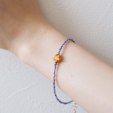 花びらモチーフのチェコビーズと涼し気なカラーのビーズのブレスレットの画像