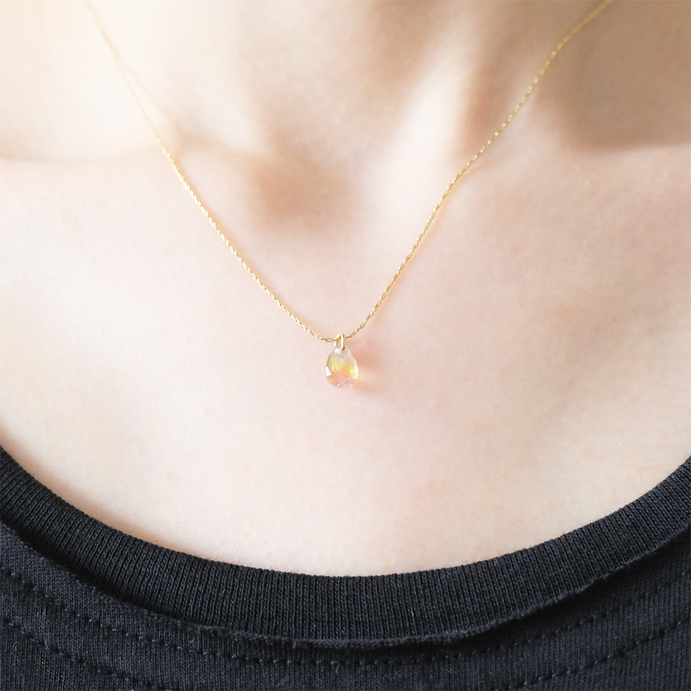 グラデーションガラスのネックレスの画像