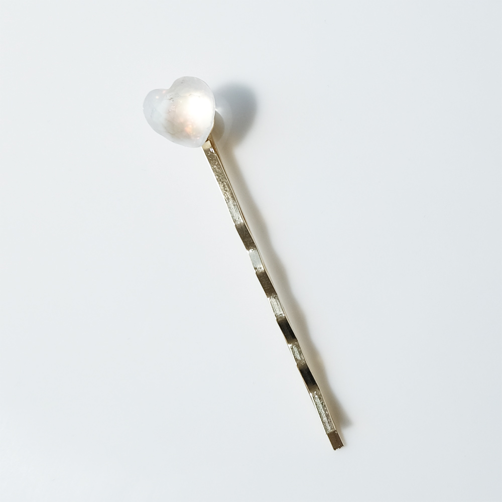 ハートの中で色が変わるヘアピンの画像