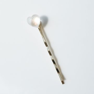 ハートの中で色が変わるヘアピンの画像