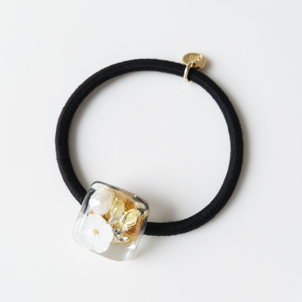 2種類の花などたくさん詰め込んだ涼し気なヘアゴムの画像