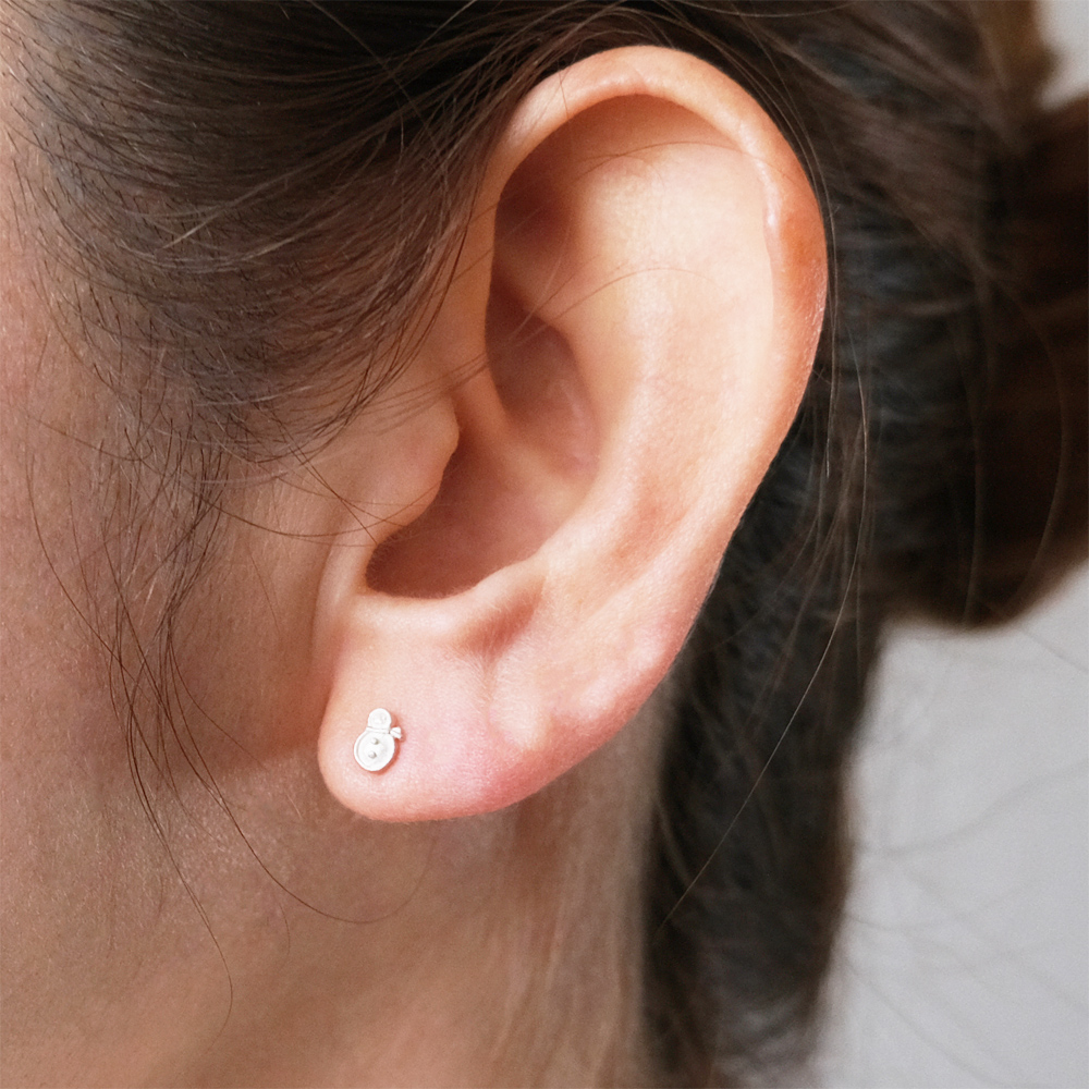 雪だるまモチーフのSILVER925ピアスの画像