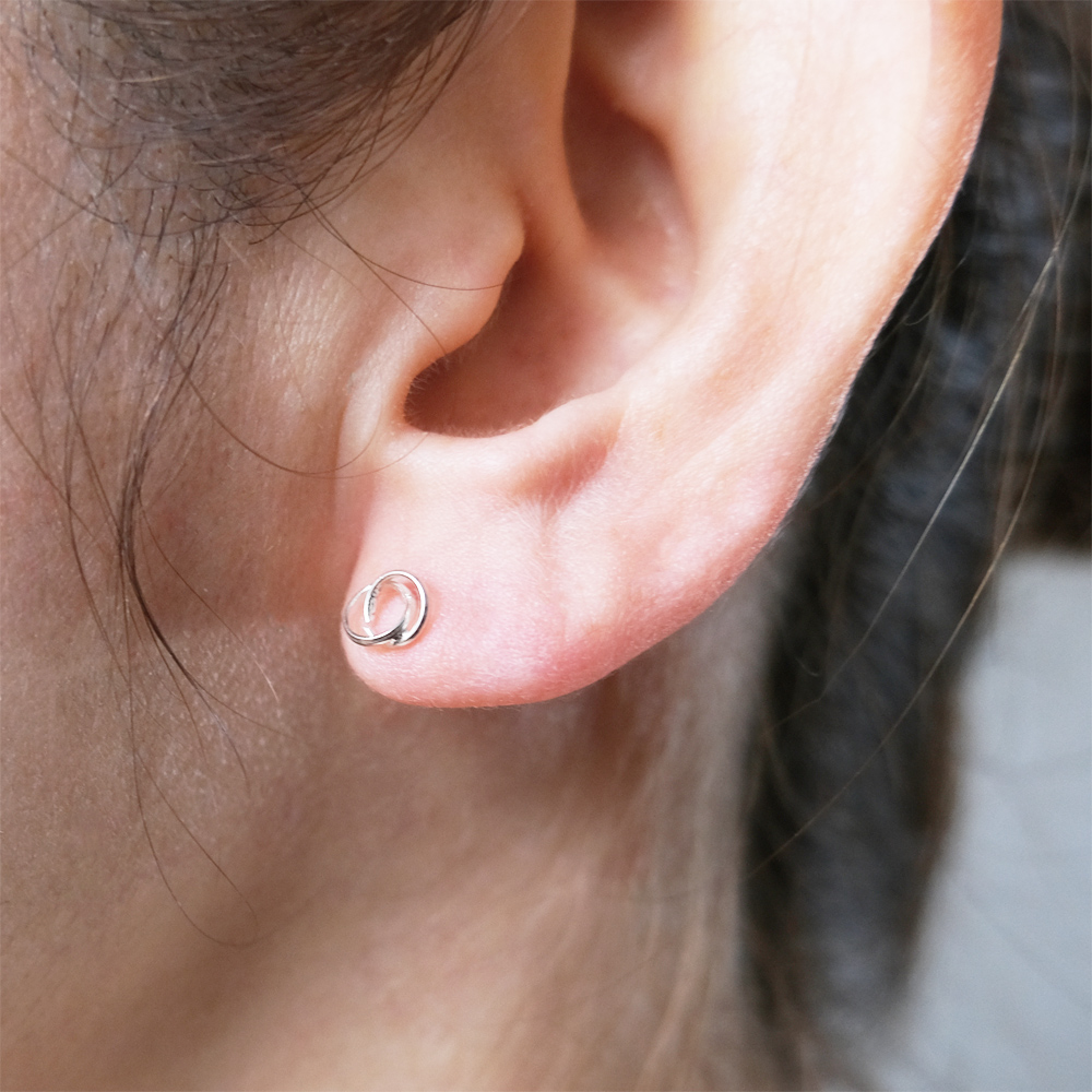 小さな円を重ねたSILVER925ピアスの画像