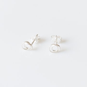小さな円を重ねたSILVER925ピアスの画像