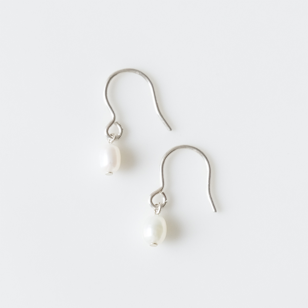 小さな淡水パールが可愛いSILVER925ピアスの画像