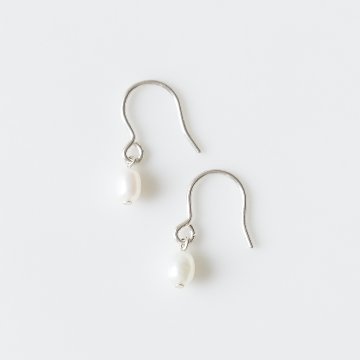 小さな淡水パールが可愛いSILVER925ピアスの画像
