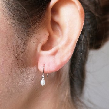 小さな淡水パールが可愛いSILVER925ピアスの画像