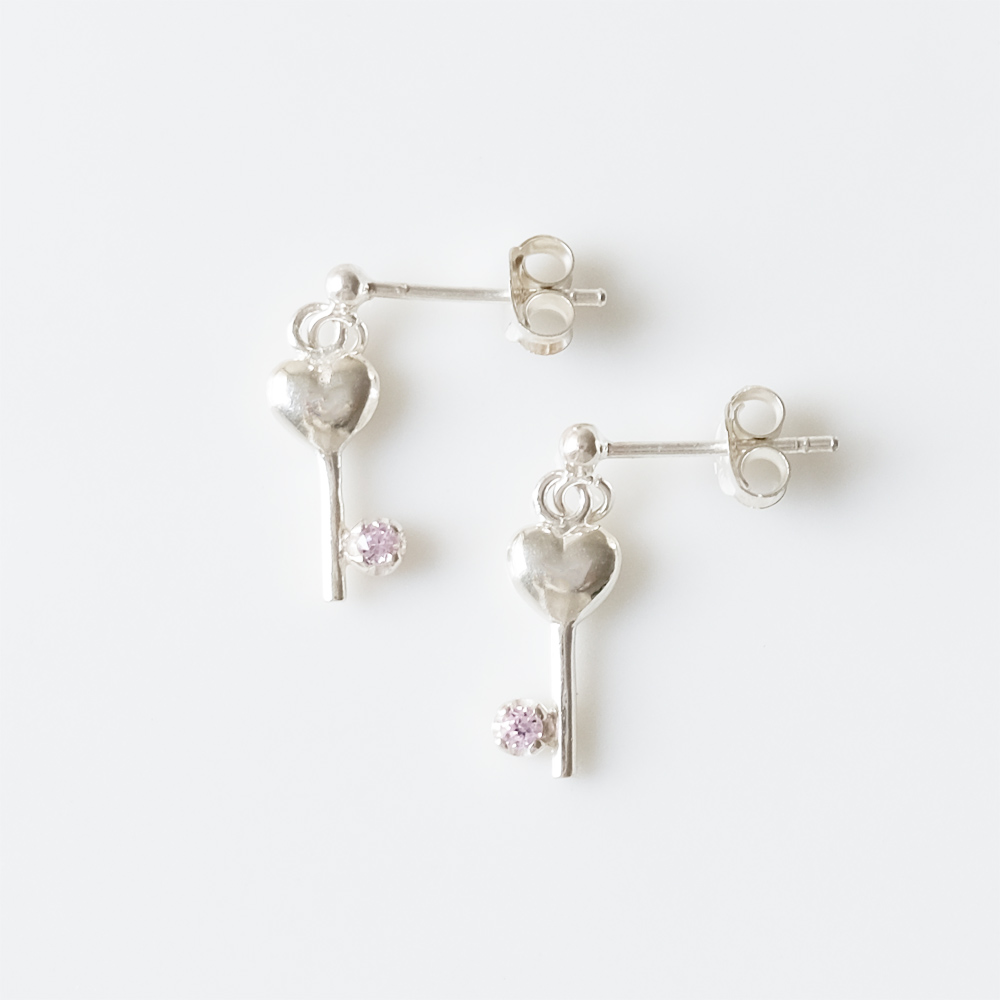 ハート鍵モチーフにピンクのジュルコニアが輝くSILVER925ピアスの画像