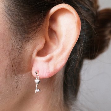 ハート鍵モチーフにピンクのジュルコニアが輝くSILVER925ピアスの画像