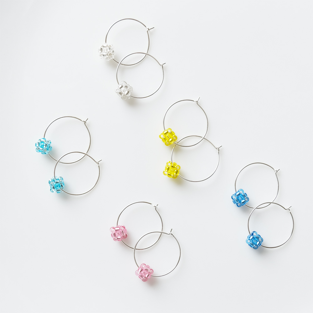 ポップなカラーのビーズをセットしたフープSILVER925ピアスの画像