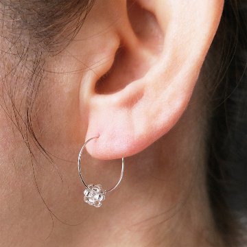ポップなカラーのビーズをセットしたフープSILVER925ピアスの画像