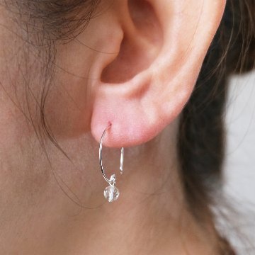 グリーンアメジストが輝くフープSILVER925ピアスの画像