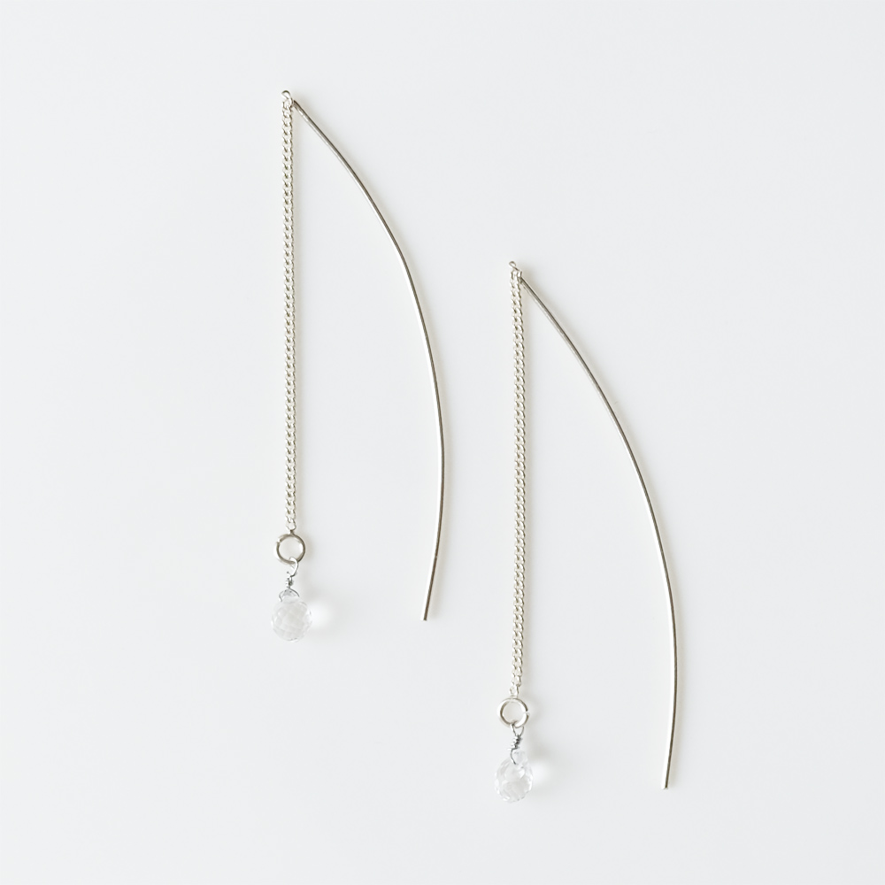 アメリカンピアスにカットがきれいなクリアクォーツをセットしたSILVER925ピアスの画像