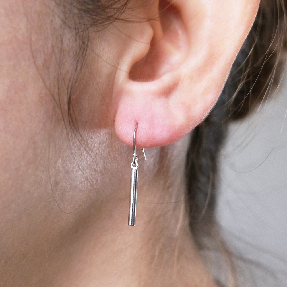 シルバーカラーのシリンダーモチーフのピアスの画像