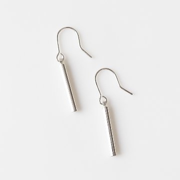 シルバーカラーのシリンダーモチーフのピアスの画像