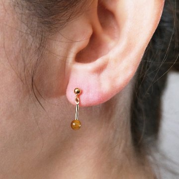 タイガーアイが優しく揺れるピアスの画像