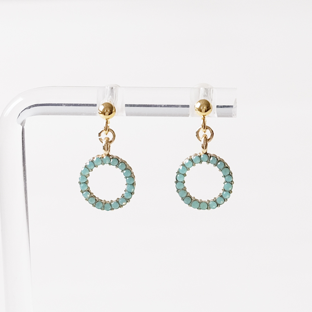 ラインストーンを詰め込んだサークルのピアスの画像