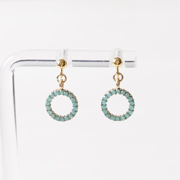 ラインストーンを詰め込んだサークルのピアスの画像