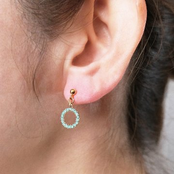 ラインストーンを詰め込んだサークルのピアスの画像