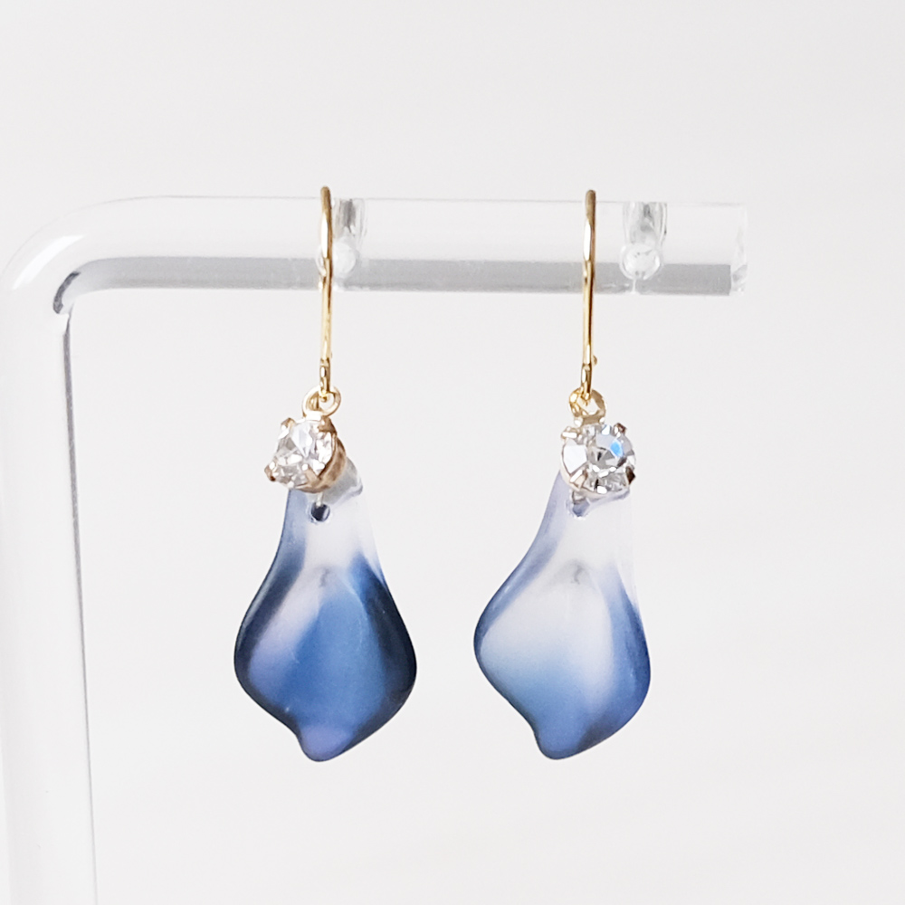 グラデーションがきれいな花びらピアスの画像