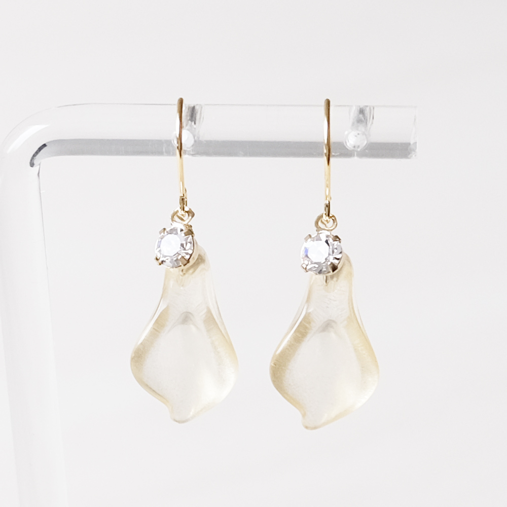 グラデーションがきれいな花びらピアスの画像