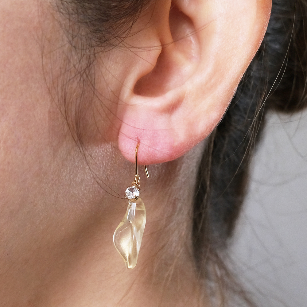 グラデーションがきれいな花びらピアスの画像