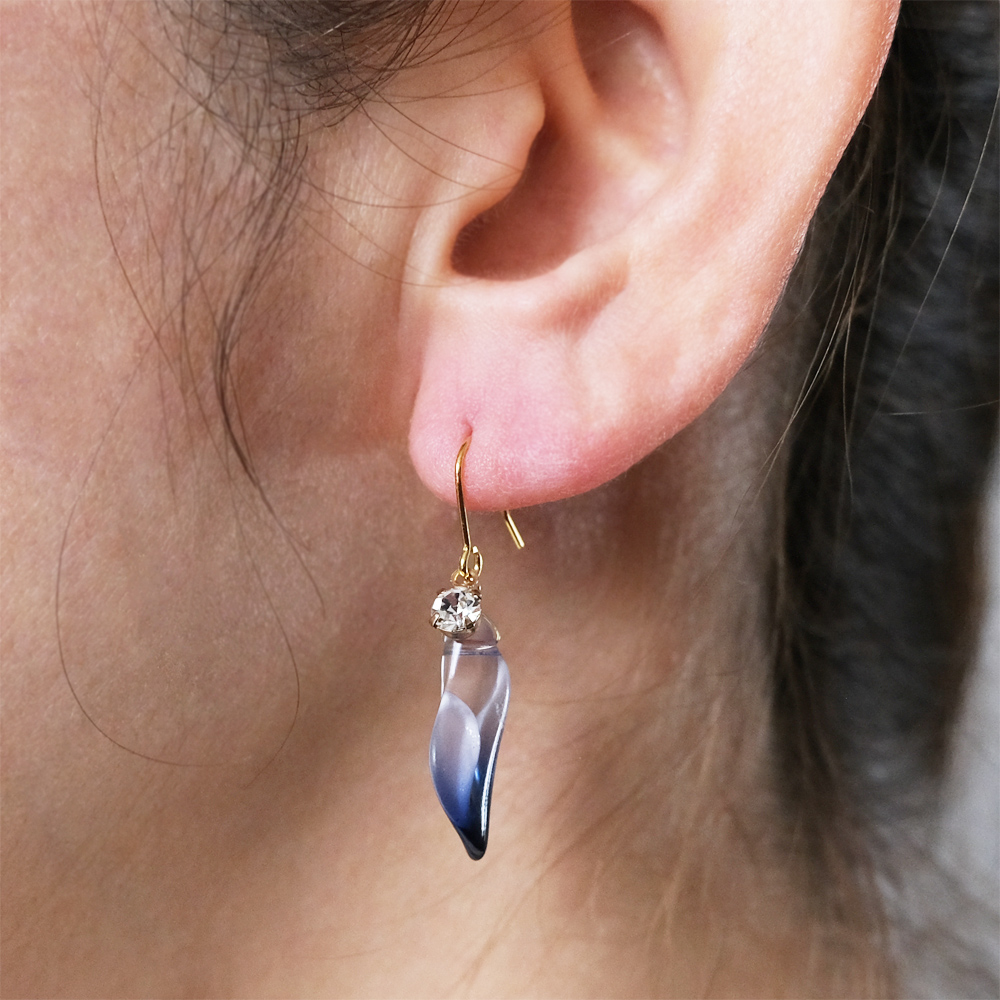 グラデーションがきれいな花びらピアスの画像