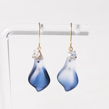 グラデーションがきれいな花びらピアスの画像