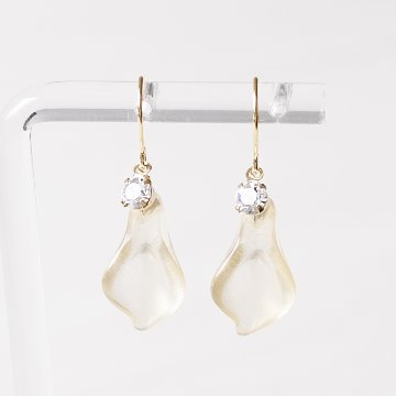 グラデーションがきれいな花びらピアスの画像