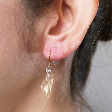 グラデーションがきれいな花びらピアスの画像