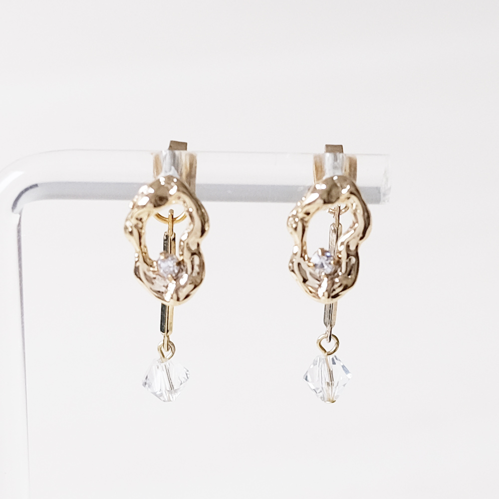 変形モチーフのヘッドにそろばんカットのガラスが揺れるピアスの画像