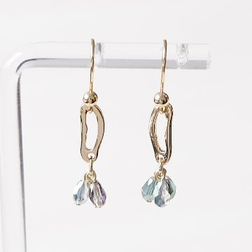 変形モチーフにガラスのドロップをセットしたピアスの画像