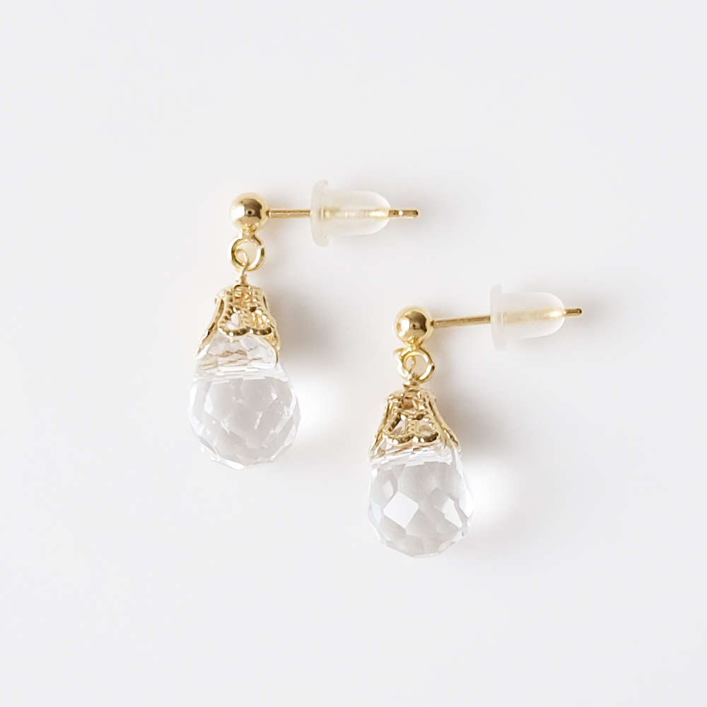 カットが綺麗なクリアドロップピアスの画像