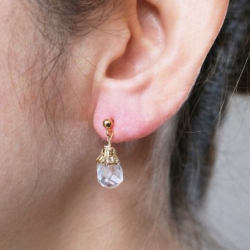 カットが綺麗なクリアドロップピアスの画像