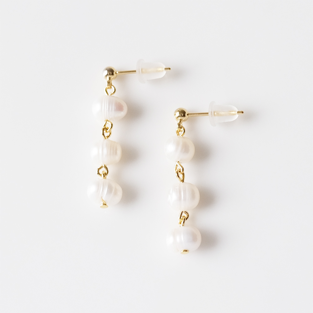 様々な形を組み合わせた3連淡水パールピアスの画像