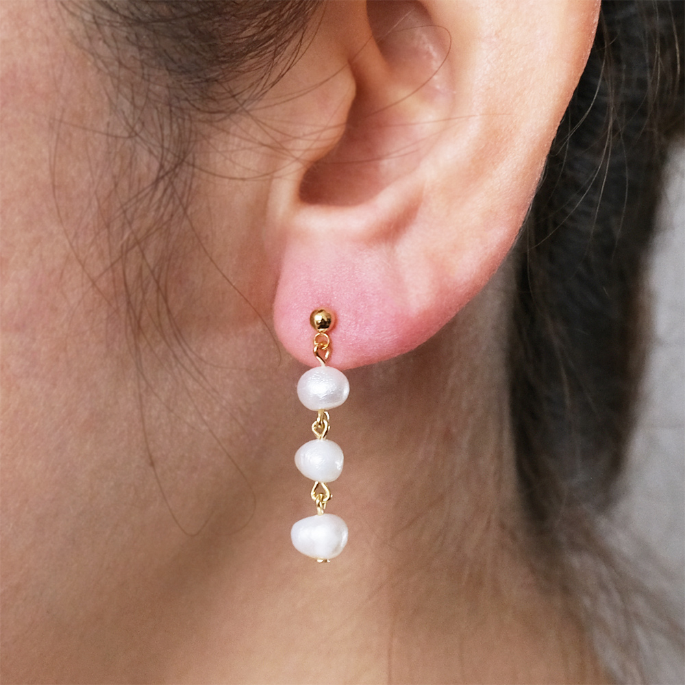 様々な形を組み合わせた3連淡水パールピアスの画像