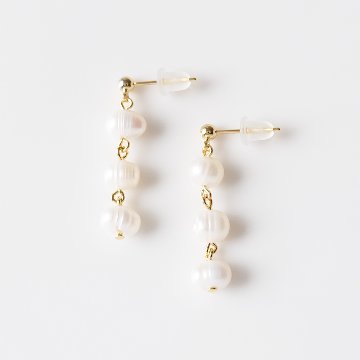 様々な形を組み合わせた3連淡水パールピアスの画像