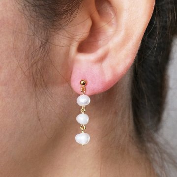 様々な形を組み合わせた3連淡水パールピアスの画像