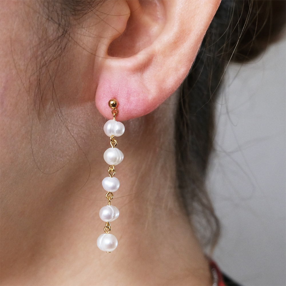 様々な形を組み合わせた5連ロング淡水パールピアスの画像