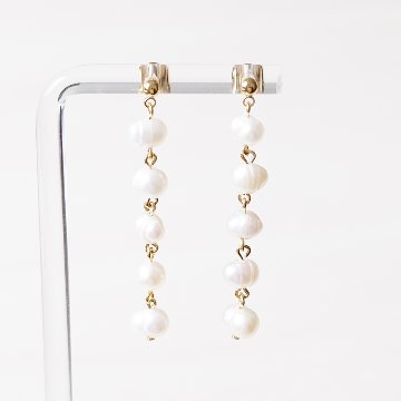 様々な形を組み合わせた5連ロング淡水パールピアスの画像