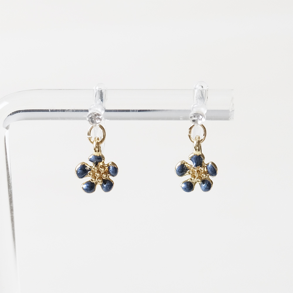 小さなお花が揺れるシリコンイヤリングの画像