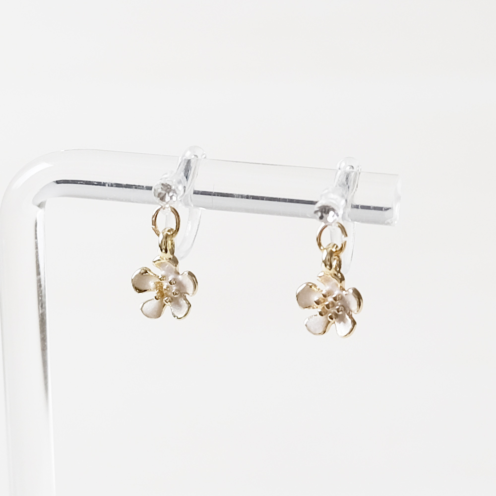 小さなお花が揺れるシリコンイヤリングの画像