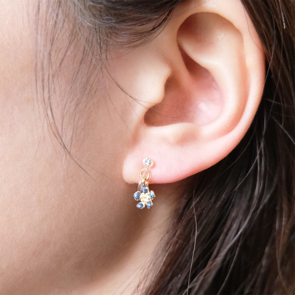 小さなお花が揺れるシリコンイヤリングの画像