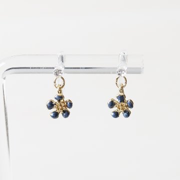 小さなお花が揺れるシリコンイヤリングの画像