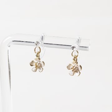 小さなお花が揺れるシリコンイヤリングの画像